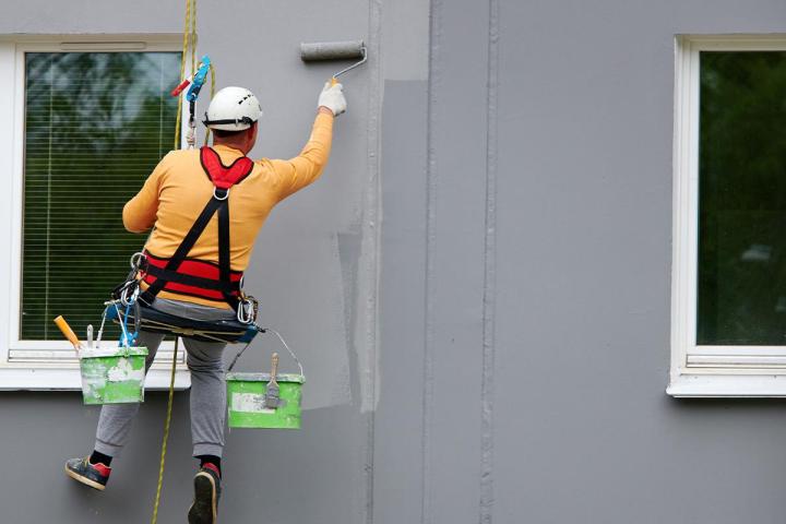Travaux de peinture en bâtiment commercial.
